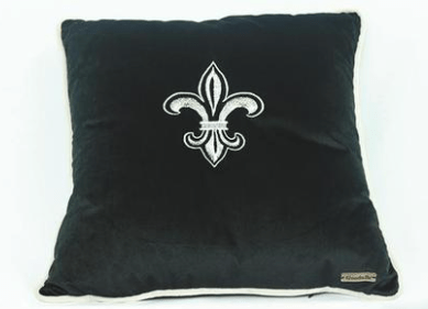 ALMOFADA BORDADO FLOR DE LIS VELUDO PRETO 45x45cm