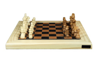 "JOGO XADREZ MADEIRA NATURAL RECOURO CARAMELO 32X32X2,5CM"